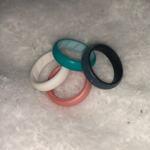 4 Amazon silicone rings.